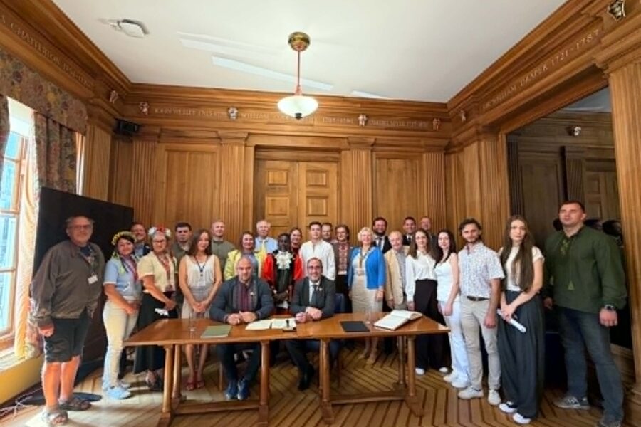 Avon Fire & Rescue Service joined Bristol City Council and other local partners to mark Independence Day Of Ukraine